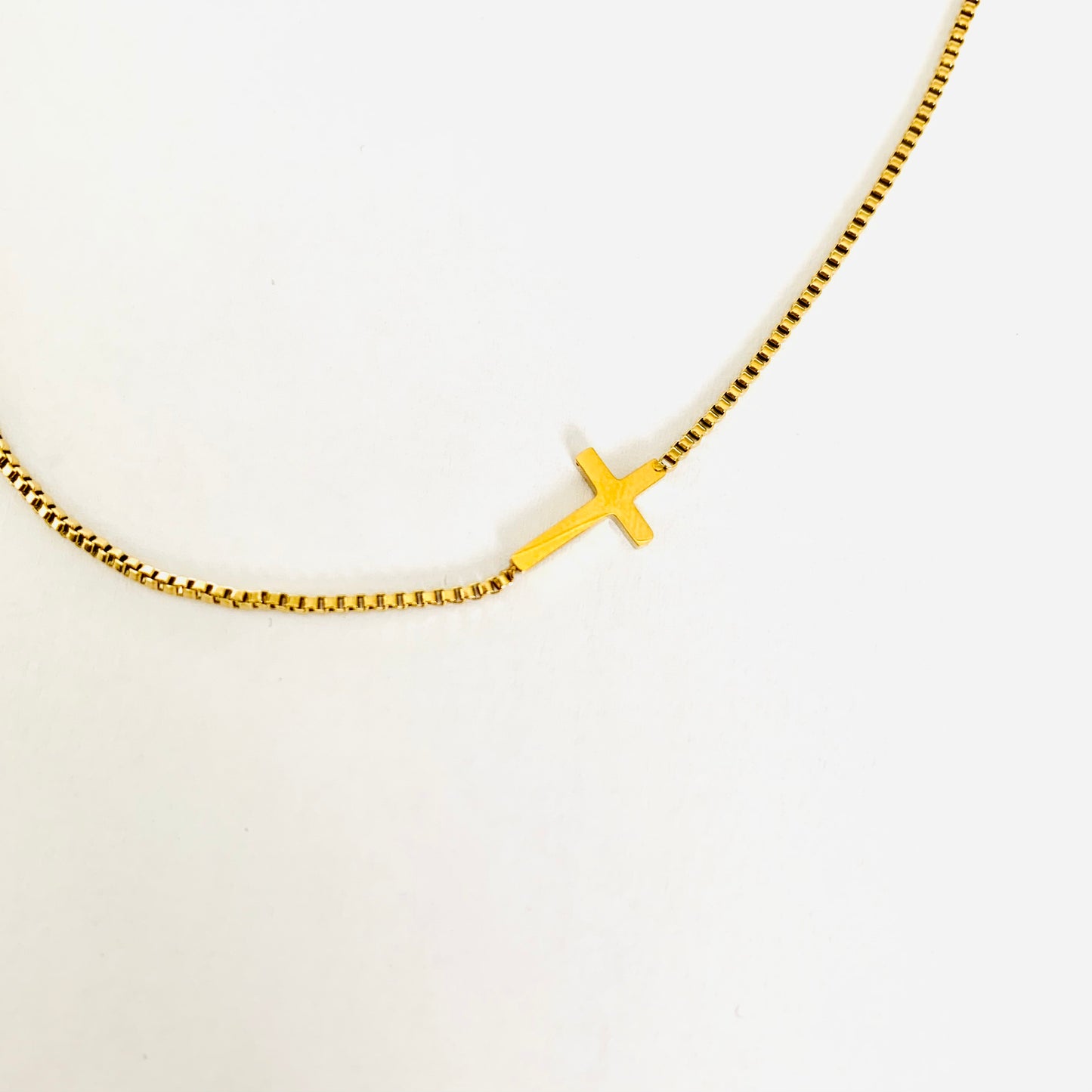 Dainty Sideway Cross